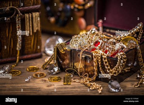 Pirate treasure chest full of jewellery Stock Photo: 102977126 - Alamy