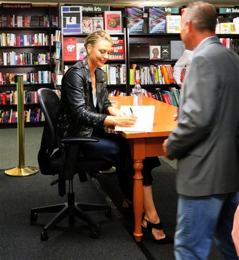 Maria Sharapova - Signing Her Book at Barnes & Noble in NYC 09/12/2017 • CelebMafia