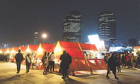 Seoul night market lights up city with delicacies, performances ...