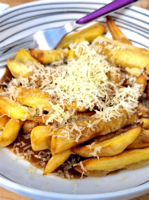 Cheesy Chips and Gravy - Pinch Of Nom