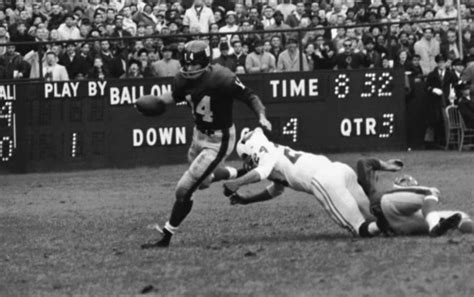 Hall of Fame quarterback Y.A. Tittle dies - Houston Herald