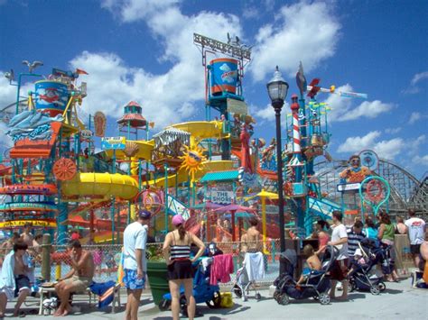 Top 10 Amusement Parks in the USA (with Map & Photos)