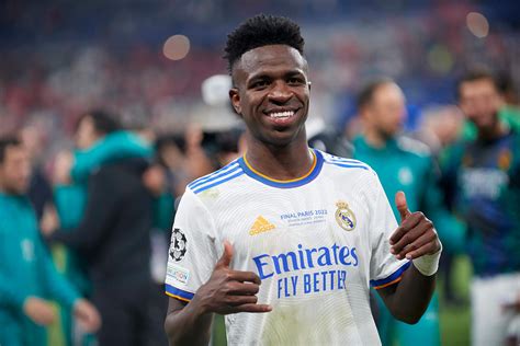 Vinicius Júnior é eleito a revelação da Champions e entra na seleção da competição