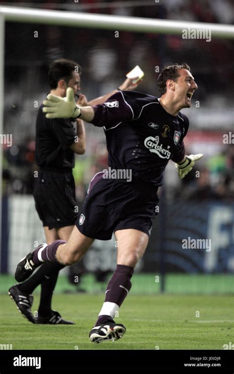 JERZY DUDEK CELEBRATES CHAMPIONS LEAGUE FINAL 2005 ISTAMBUL TURKEY 26 ...