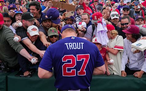 Fans, MLB players dish on autograph etiquette at 2023 spring training