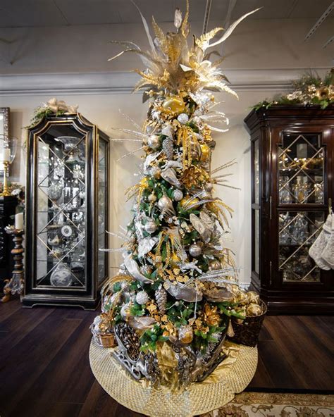 Gold Christmas Tree | Gold christmas tree, Beautiful christmas trees ...