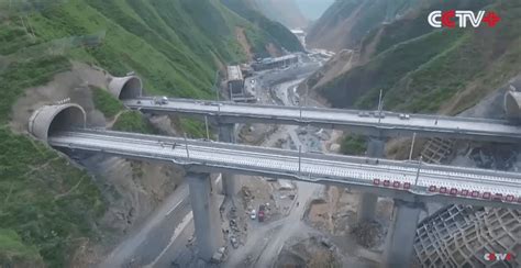 Railway Tunnel with China's Biggest Cross Section Completed