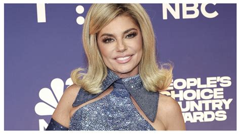 Shania Twain Debuts New Blonde Look at People's Choice Awards