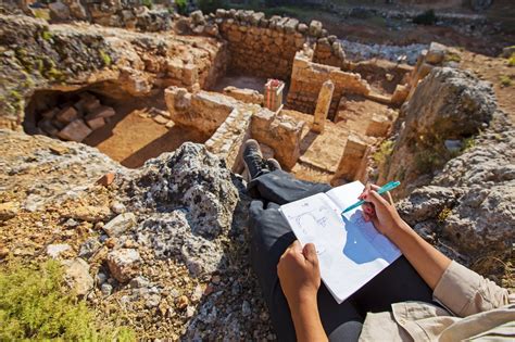 Arqueologia estuda o passado por meio dos vestígios humanos | Guia do Estudante