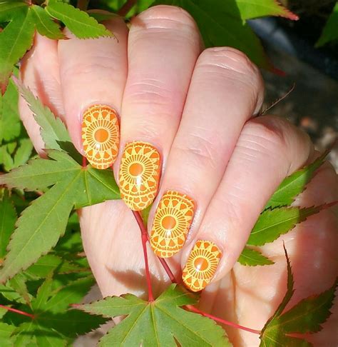 15 Cheerful Sunshine Nail Art Ideas