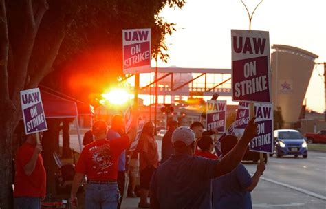 GM strike's fate hinges on a few factories' workers - Los Angeles Times