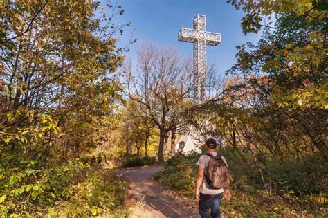 Montreal Mont-Royal Cross with Fall Foliage Colours Editorial Stock ...