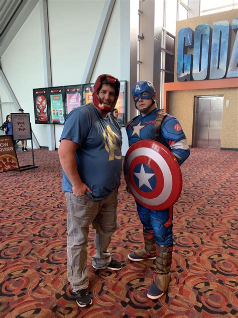 Marvel fans are the best fans! Cap insisted on taking a picture with me. : r/marvelstudios