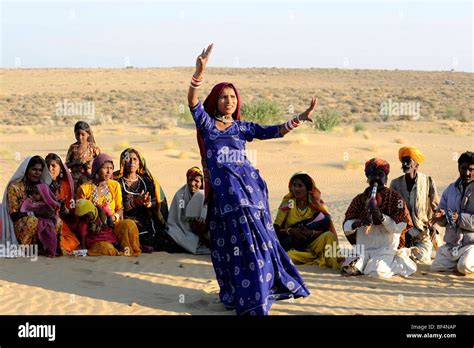 Folklore with a dancer in the Thar desert near Jaisalmer, Rajasthan ...