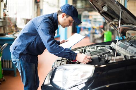 Comparing Auto Engineers & Auto Mechanics