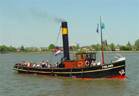 Another example of a Dutch steam tug. I rode this boat from Rotterdam to Dordrect in 2000 ...