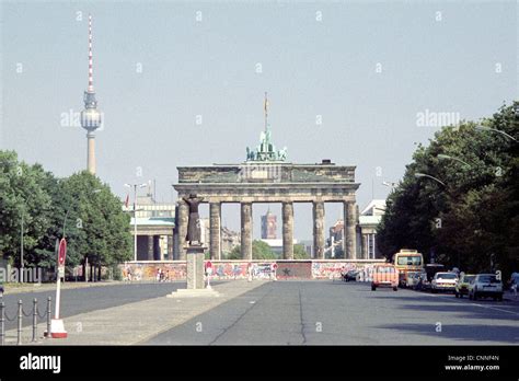 The Berlin Wall at the Brandenburg Gate in 1989 Stock Photo - Alamy