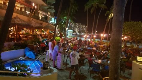 Waikiki's freshest seafood at Duke's Waikiki | Hawaii Aloha Travel