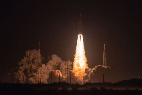 NASA gets its mojo back with a stunning nighttime launch of the SLS ...