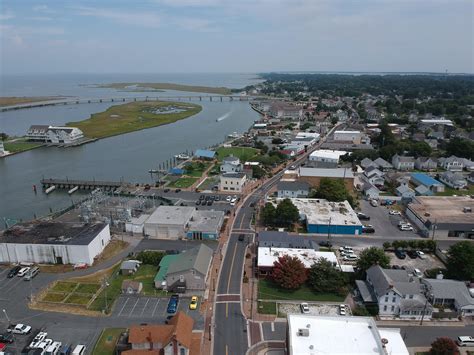 Main Street on Chincoteague Island. : r/Virginia