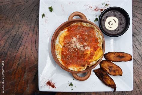 Fotka „Desayuno tipico Guatemalteco. Huevos estrellados con Queso y ...