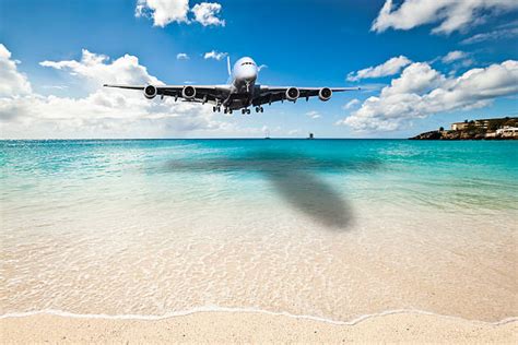 130+ Maho Beach Plane Landing Saint Martin Stock Photos, Pictures ...