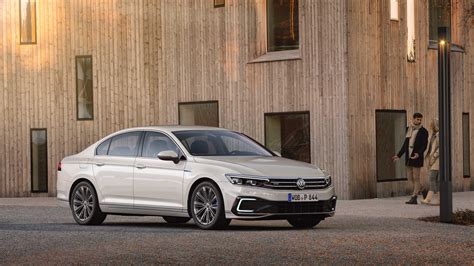 New Volkswagen Passat GTE plug-in hybrid: specs and price | DrivingElectric