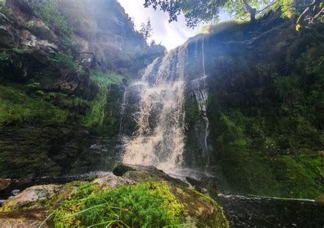 15 BEST Peak District Waterfalls (+ Walks to Visit Them) – Peak District Walks