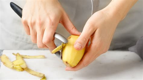 To Peel Potatoes In A Flash, Simply Grab A Fork