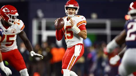 Patrick Mahomes Makes Impressive Running Throw for 19-yard Gain