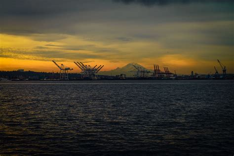 Sunrise behind Seattle and Mount Rainier Foto & Bild | north america ...