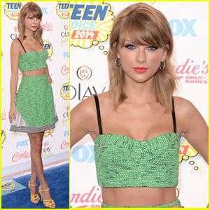 Taylor Swift’s Abs Are on Full Display in a Crop Top for Teen Choice ...