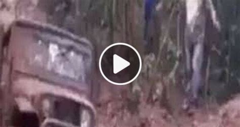 jeep chain incident reddit aftermath video jeep stuck in mud jeep stuck in mud chain breaks full ...