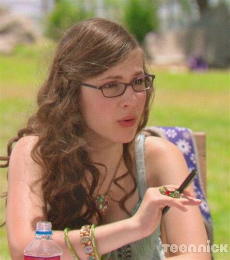 Beautiful curls- Quinn Pensky Nerdy Chic. Zoey 101 | Erin sanders, Zoey 101, Short hair styles