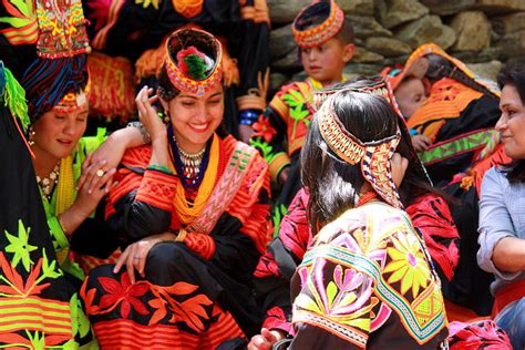 Femmes kalash en costume traditionnel. – Terres d'Asie