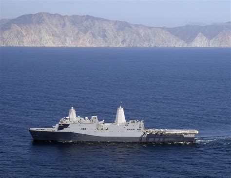 PACIFIC OCEAN (Aug. 23, 2016) San Antonio-class amphibious transport dock USS Somerset (LPD 25 ...