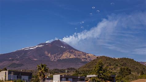 Italy's volcano Mount Etna make smoke rings and lights up Sicilian sky ...