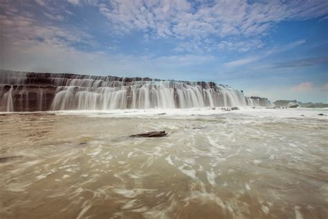 Waterfalls on Rock Cliff · Free Stock Photo