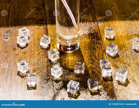 Cubes De Fonte De Glace Froide Transparente Et D'un Verre De Soude Avec ...