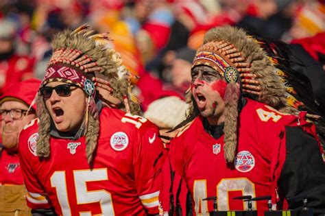 Chiefs ban fans from wearing headdresses, Native American face paint - UPI.com