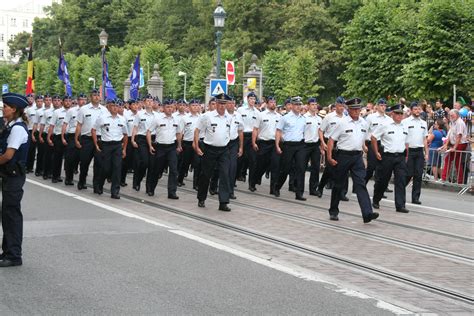 File:Fête nationale belge à Bruxelles le 21 juillet 2016 - Policiers belges lors du défilé 01 ...