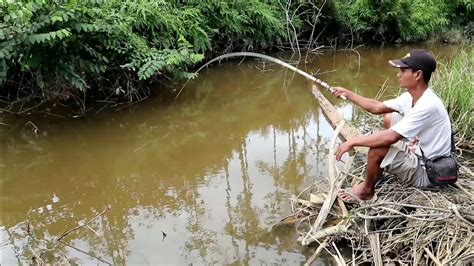 ENAKNYA MANCING IKAN DI SUNGAI PAKAI PELAMPUNG - YouTube