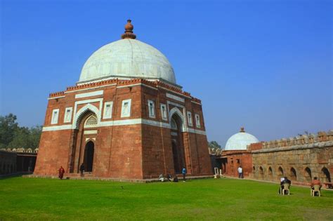 Sultanate tomb (built in 1325 CE), Delhi, India. : r/HumansForScale