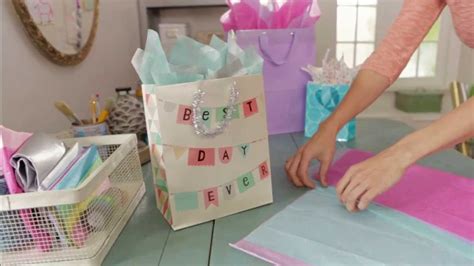 Giftology: How to Fill a Gift Bag with Tissue