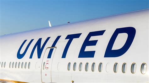 United pilots approve contract extension - ABC7 Chicago