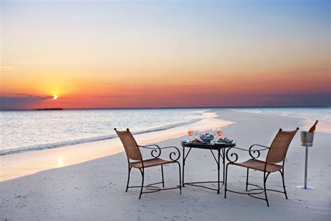 Romantic-beach-dinner-on-the-sandspit - Africa Geographic