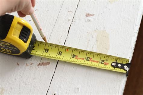 How to Use a Tape Measure to Measure Things (Plus Additional Features ...