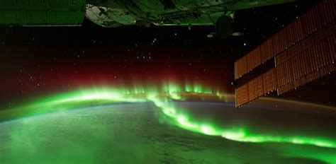 NASA captures the Earth at night with Nikon D3s - Aurora Borealis