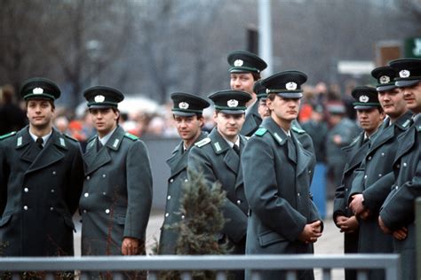 Four Bees: DDR Deutsch Volkspolizei Schulterstücke, East German Peoples Police Shoulder Boards