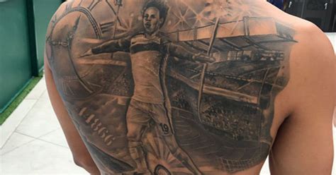 Leroy Sane Tattoo - Es zeigt: ihn selbst: Leroy Sané mit gigantischem Rückentattoo - Fc bayern ...